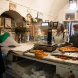 ...mentre nel negozio sopraggiungono numerosi turisti. �Siamo fortunati � ammette Antonio �: ci troviamo in una via strategica, da cui si passa per forza se si vuole andare a visitare la Basilica. E chi viene qui non fa che chiederci la nostra baresissima focaccia�